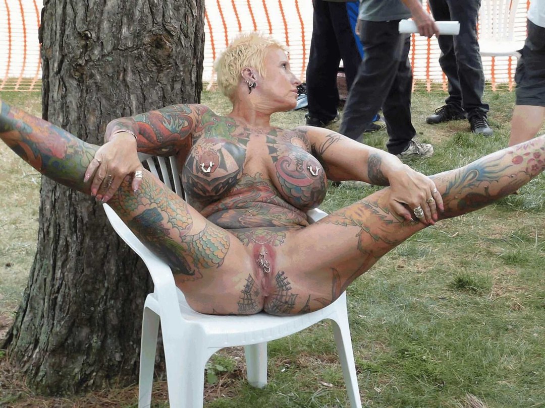 Mujeres mayores con un tatuaje en la vagina