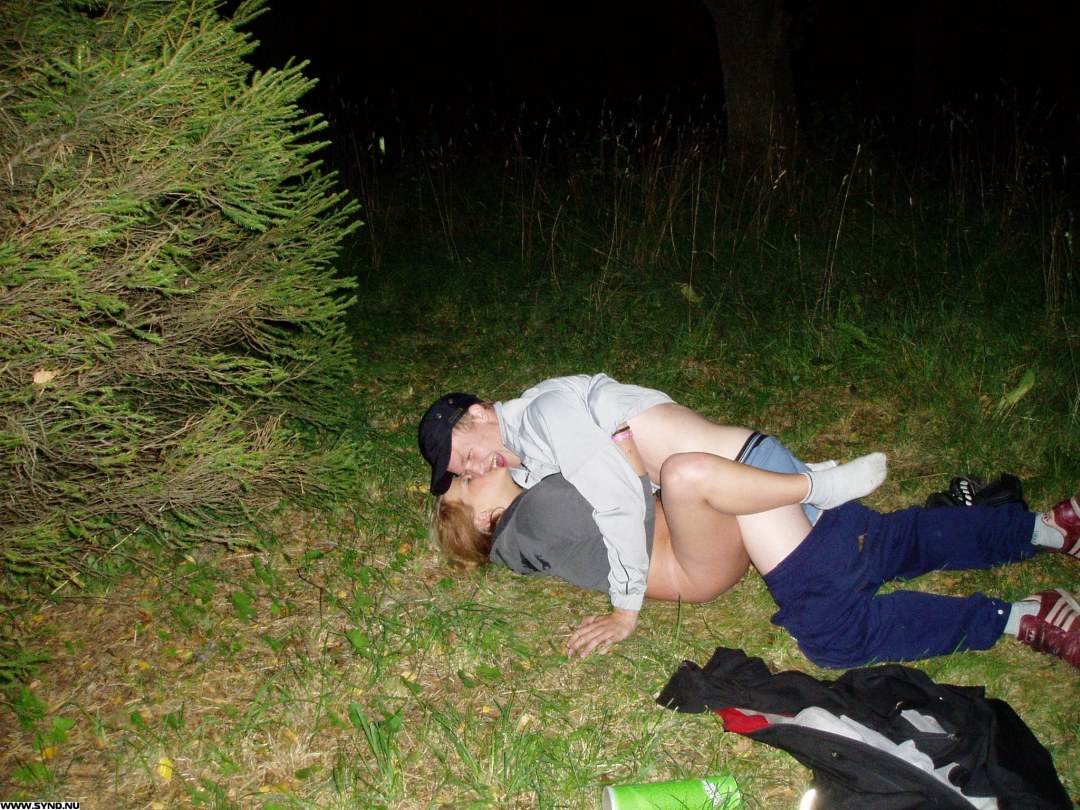 Chicas borrachas desnudas en la naturaleza