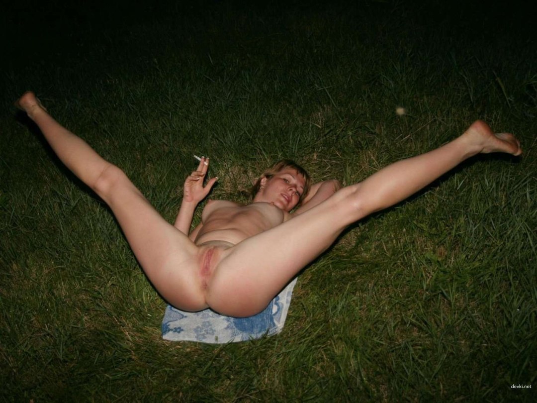 Girlas desnudas borrachas en la naturaleza