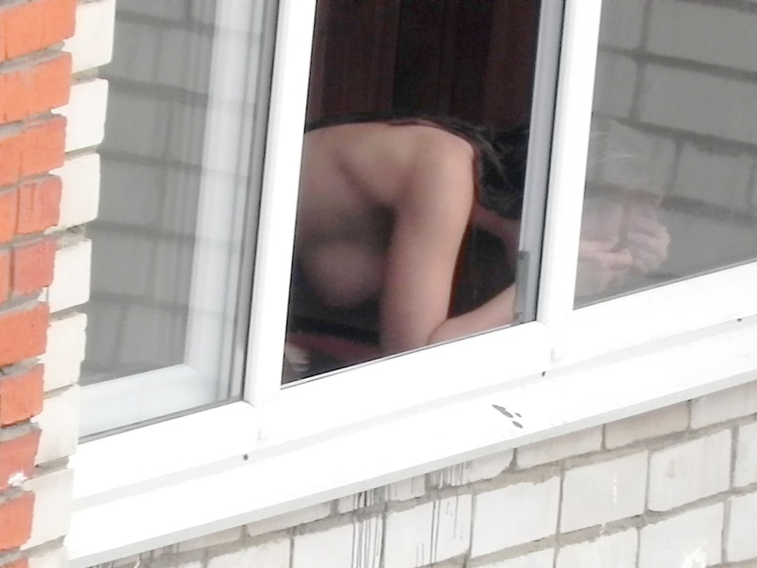 Mujer desnuda por la ventana