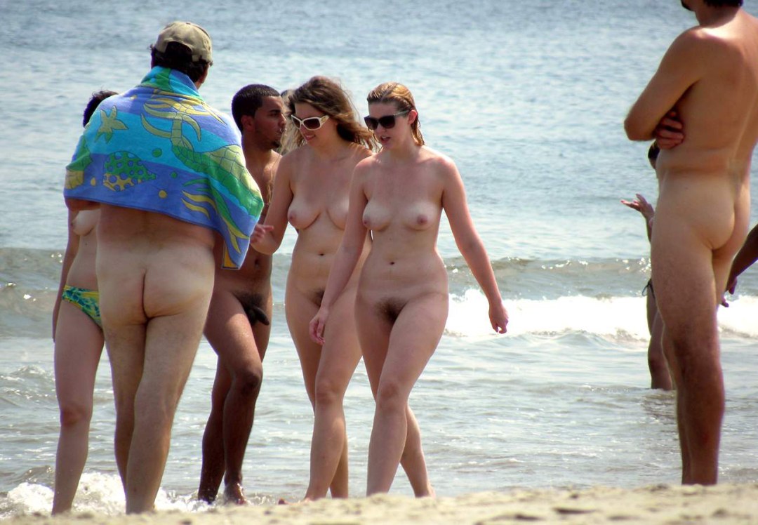 Ancianos sin bragas en la playa
