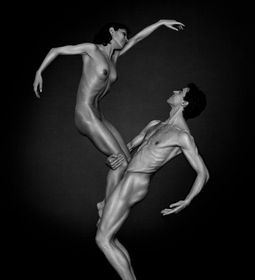 Bailarines y bailarines desnudos