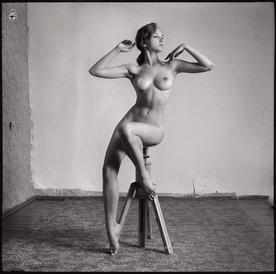 Las mujeres desnudas posan un artista