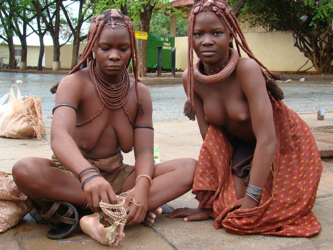 Hermosos nativos desnudos