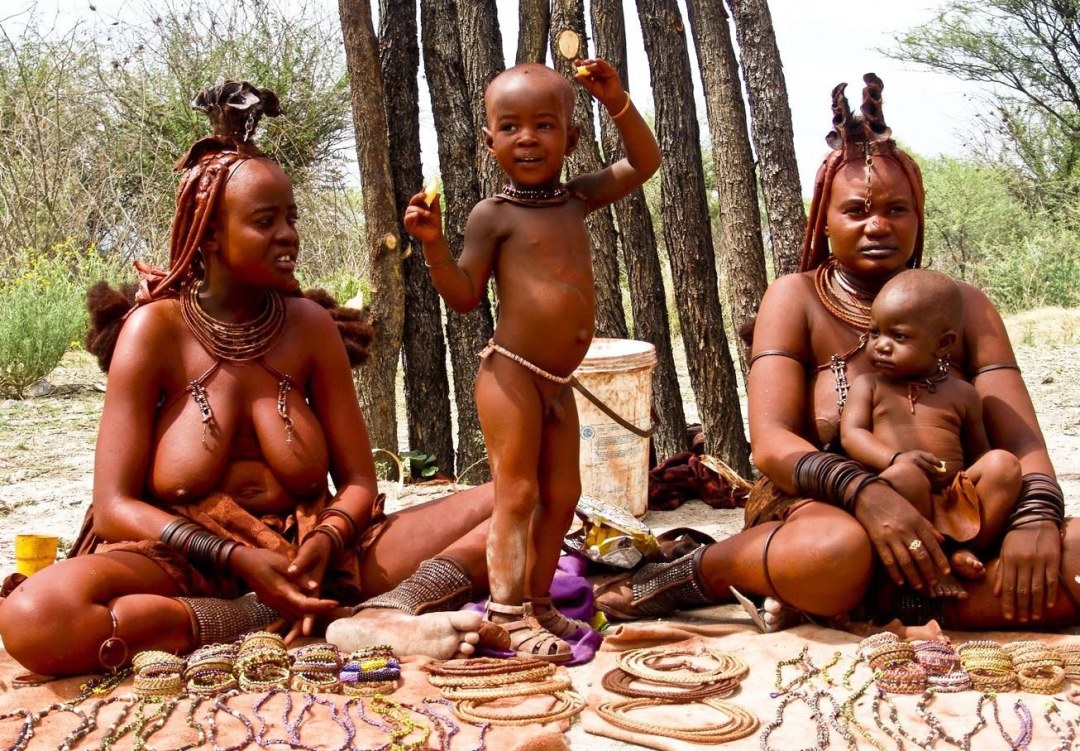 Aborigen desnudo de Australia