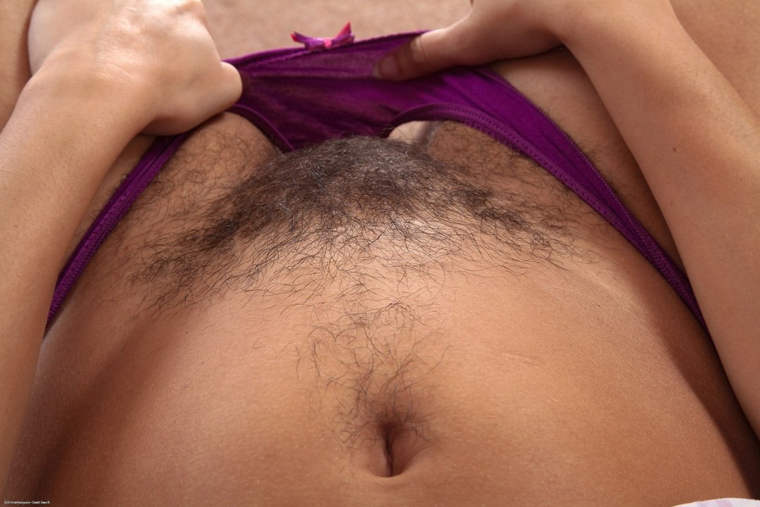 Coño peludo en pantalones cortos
