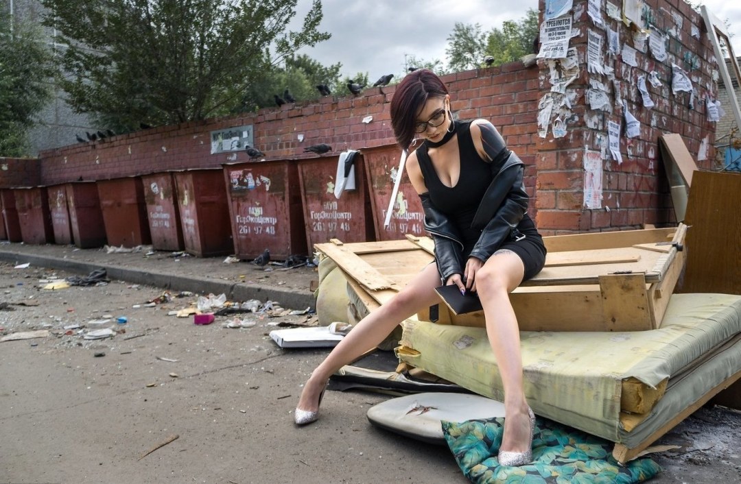 Hermosa chica en la basura