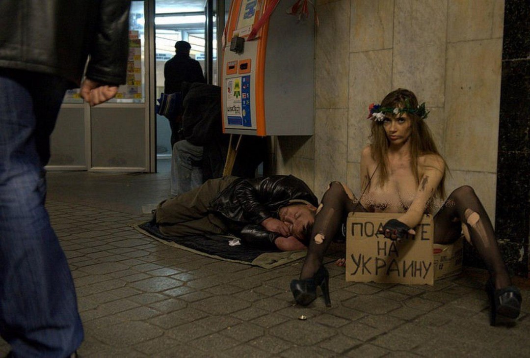 Mujeres callejeras desnudas