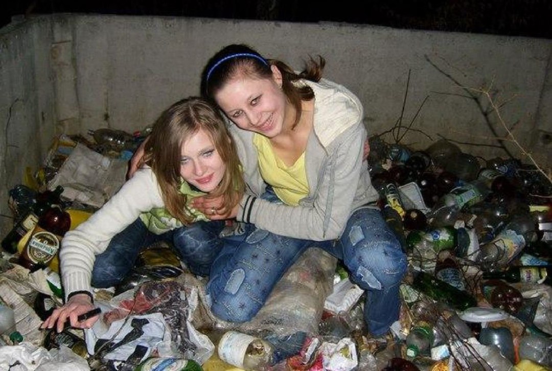 Chica en la sesión de fotos de la basura