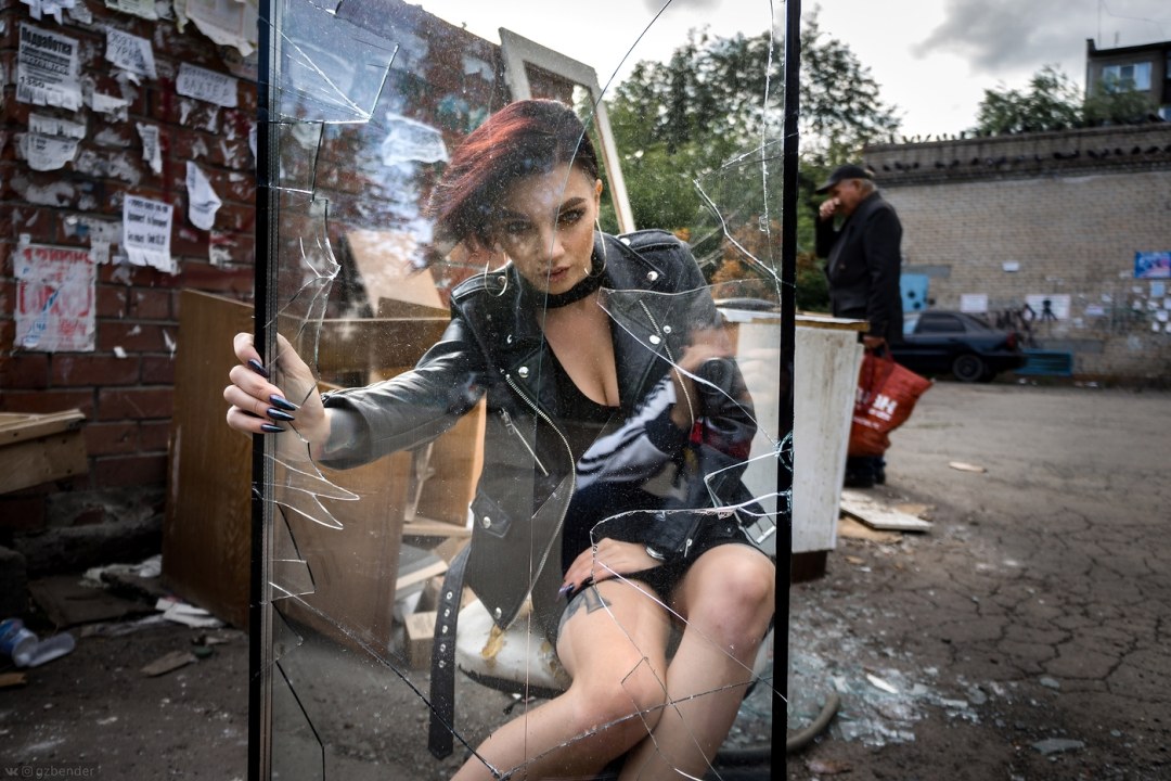 Sesión de fotos contra el fondo de la basura