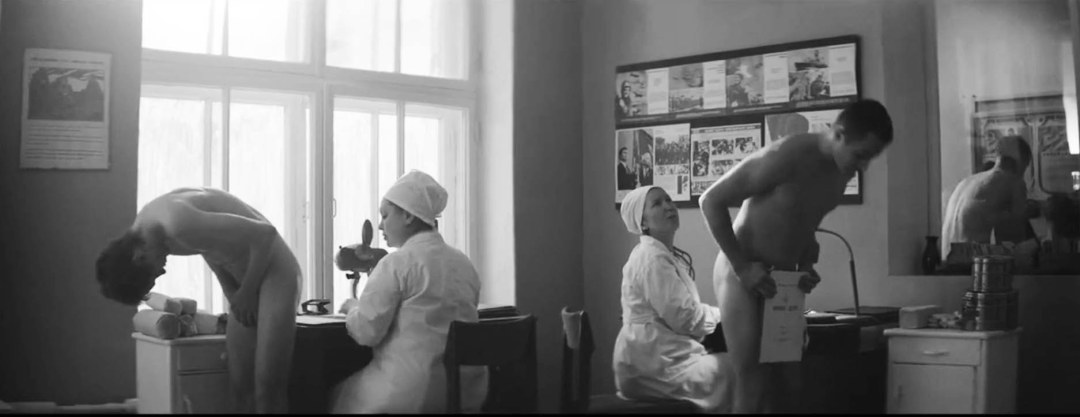Chicos desnudos en la junta médica