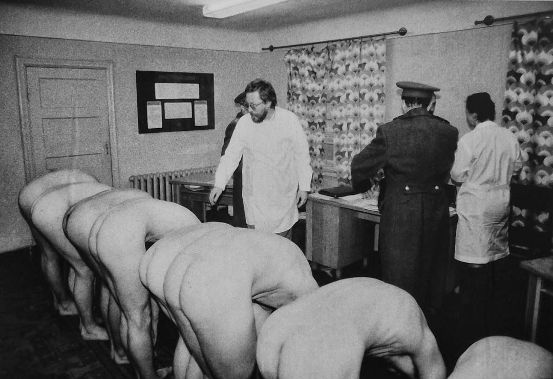 Examen médico retro en la oficina de alistamiento militar