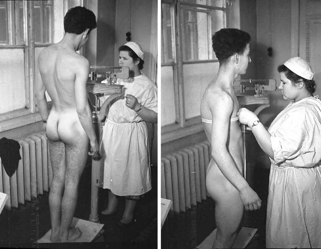 Mujeres desnudas en un examen médico