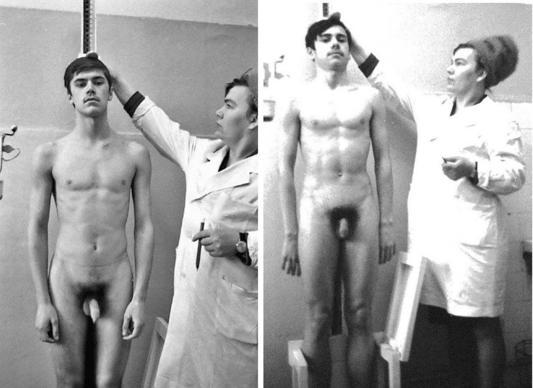 Chicos desnudos en la junta médica