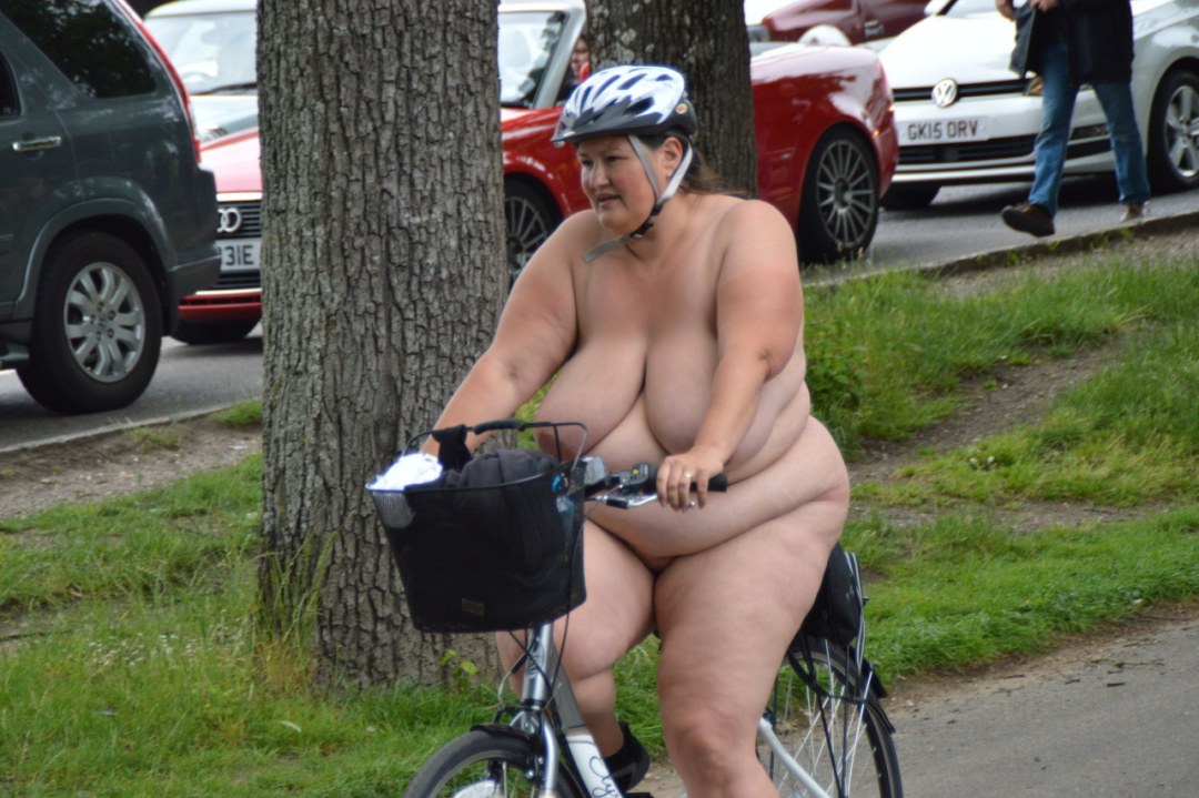 BBW desnudo en bicicleta