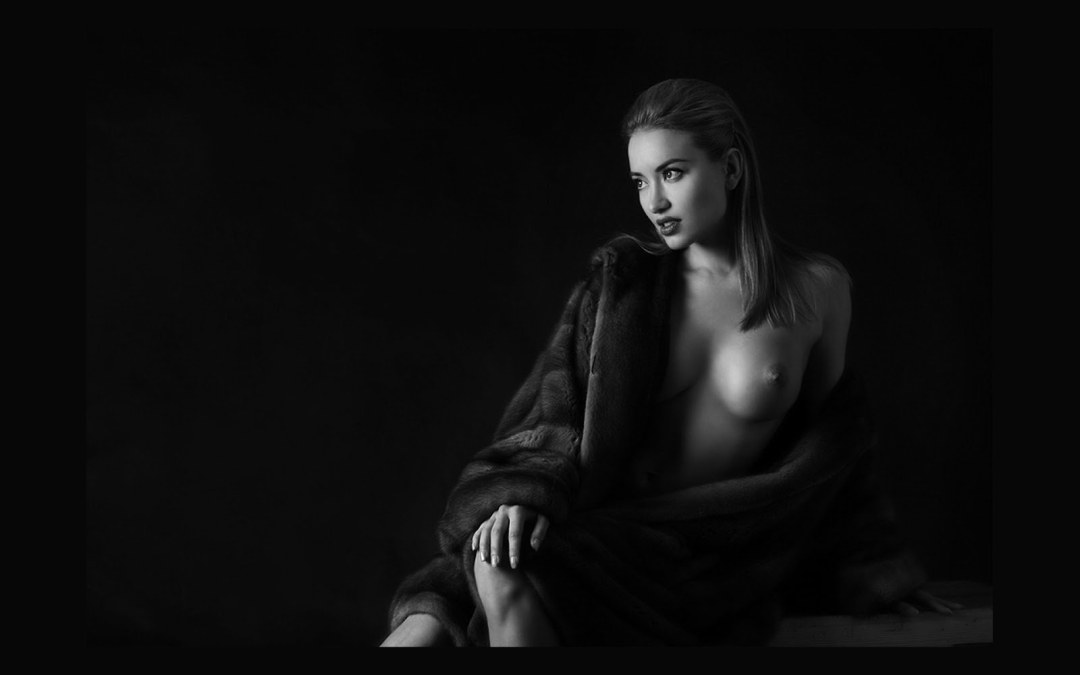 Sesión de fotos en el estilo de blanco negro desnudo