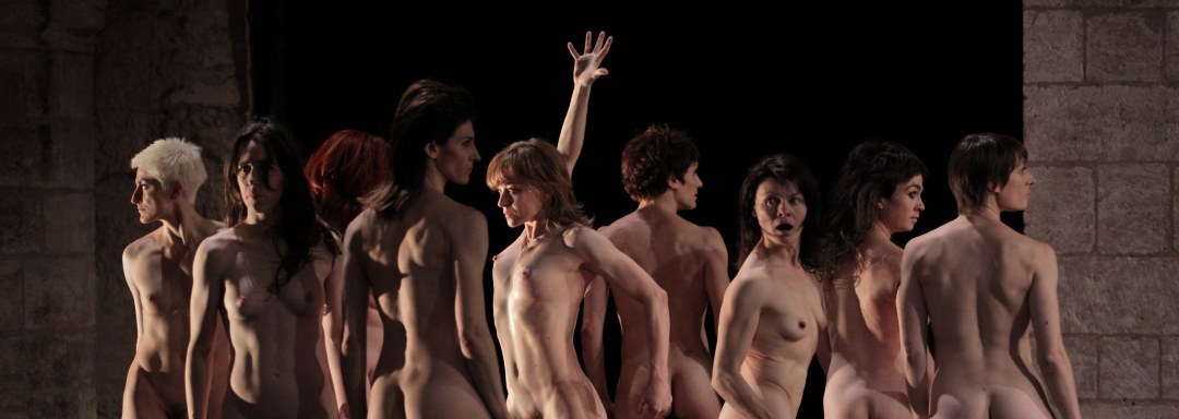 Rendimiento erótico desnudo