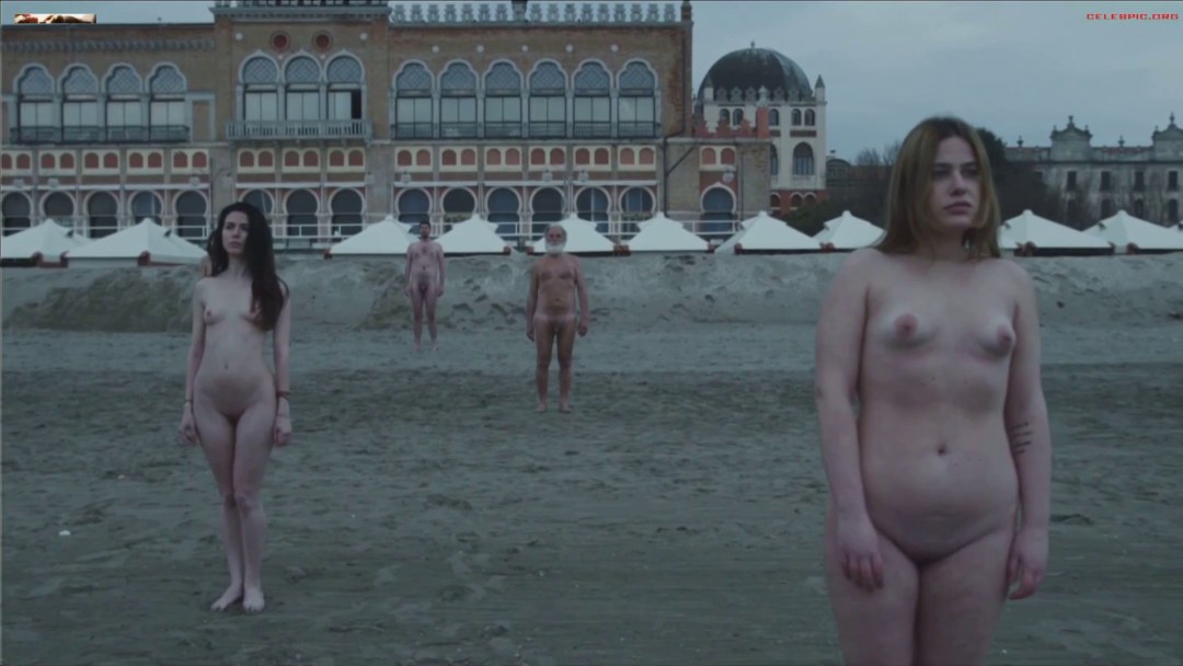El nuevo Papa Cecil de France desnudo
