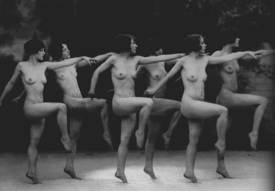 Mujeres desnudas bailando