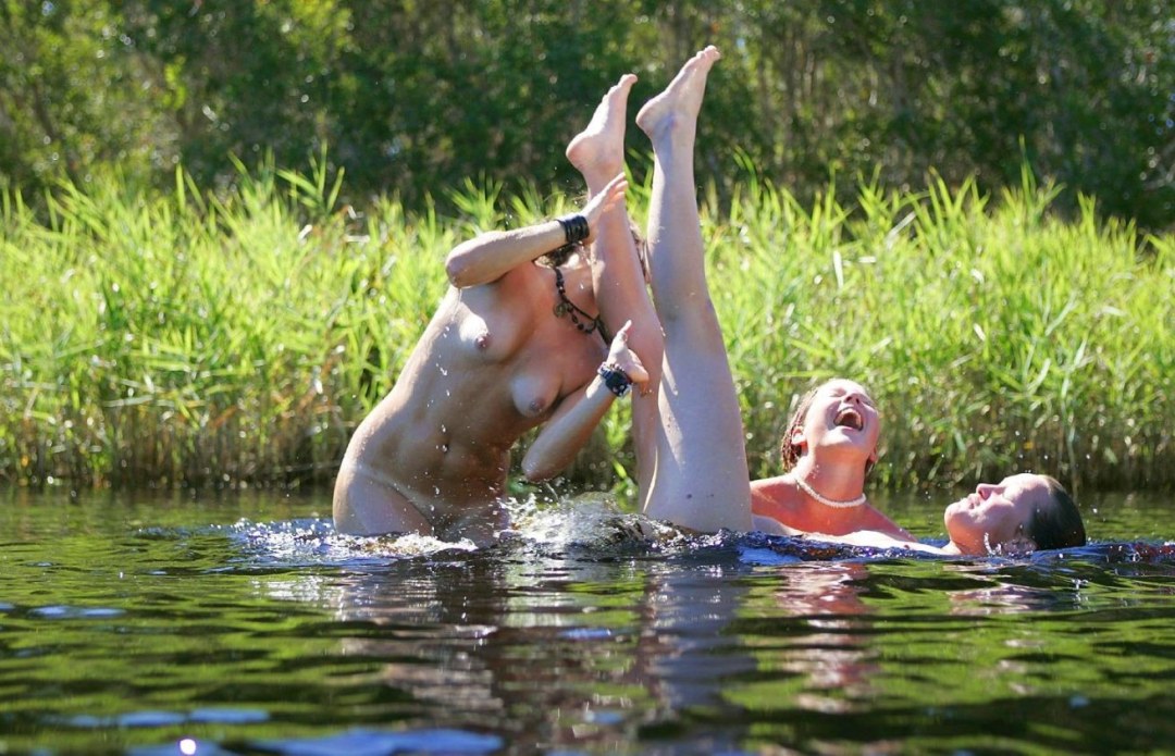 Chicas desnudas en el lago bañadas