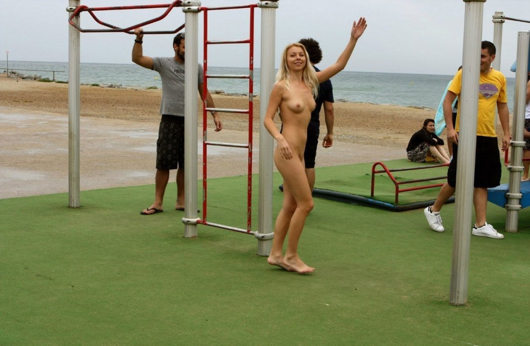 Chicas desnudas en un terreno deportivo