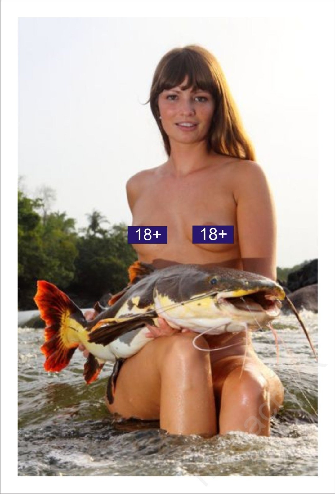 Mujeres desnudas pescando pescas