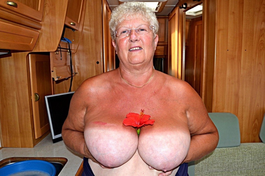 Viejo con grandes tetas