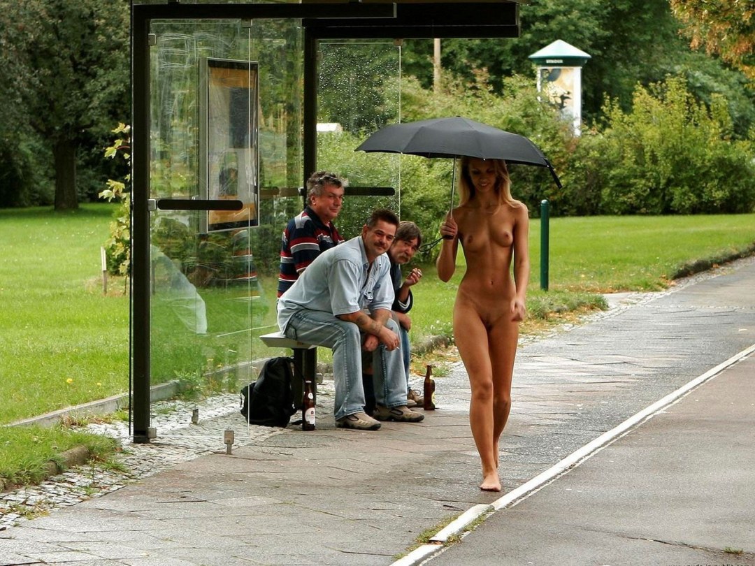 Mujer desnuda en la calle