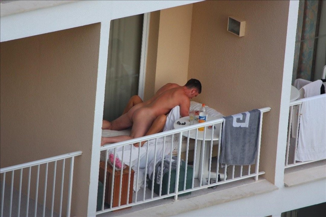 Las mujeres desnudas en la ventana están espiadas