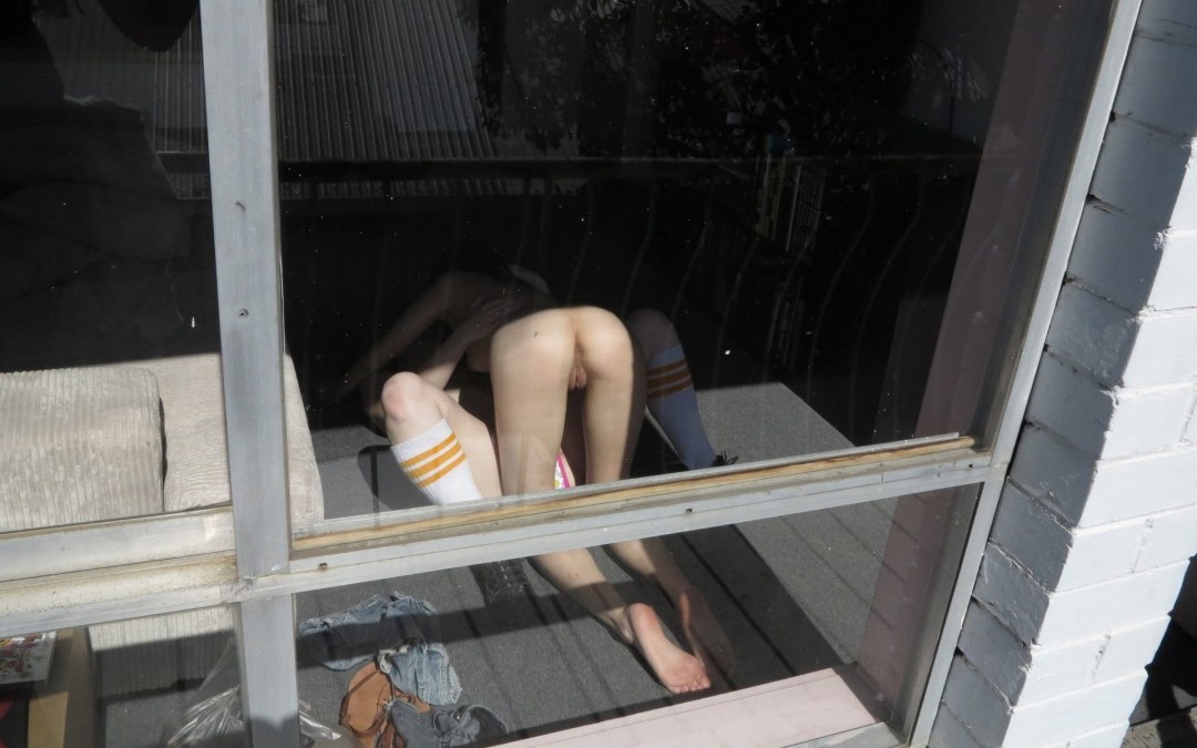 Chicas sin bragas en el balcón
