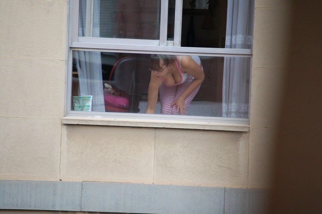 Desnudo en las ventanas de las casas vecinas