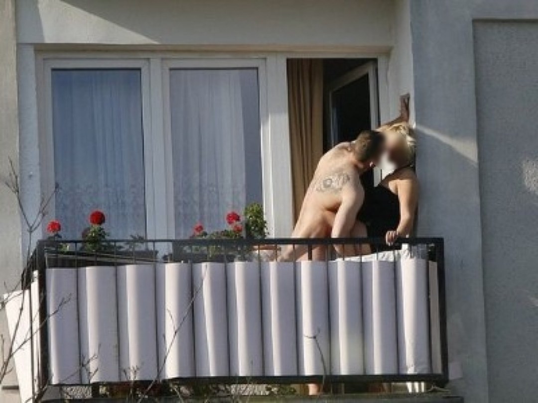 Desnudo en las ventanas de las casas vecinas