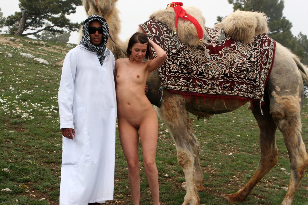 Una chica sin bragas en un camello