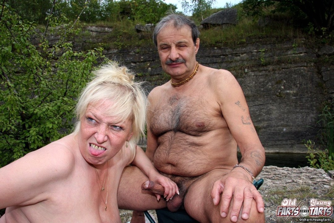 Ancianas desnudas y viejos