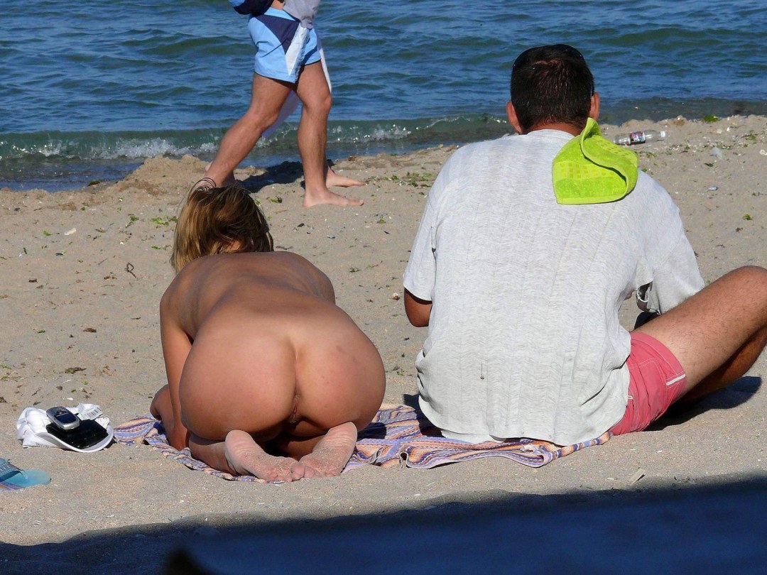 Sin bragas en una playa pública