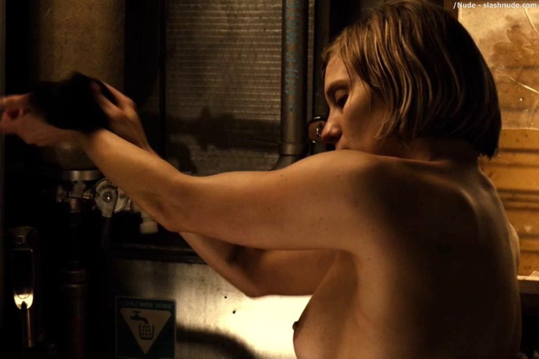 Katie Sakhoff Riddick en la ducha