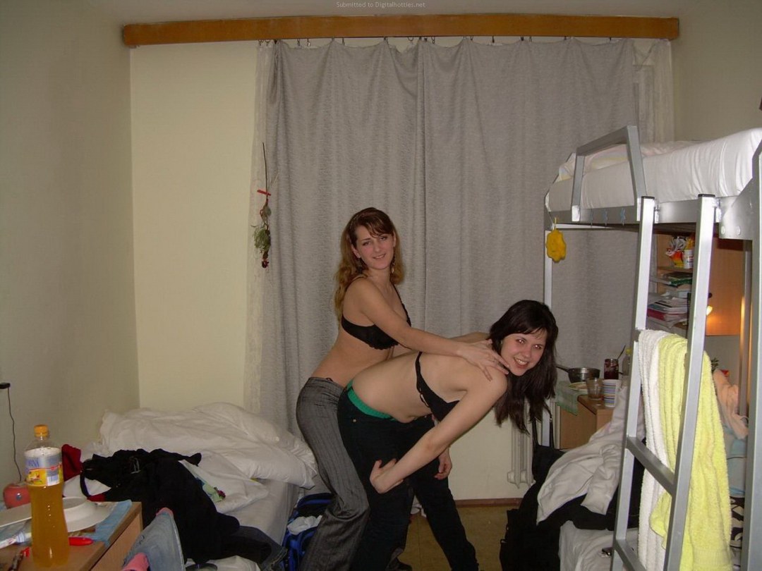 Estudiantes en el albergue desnudo privado