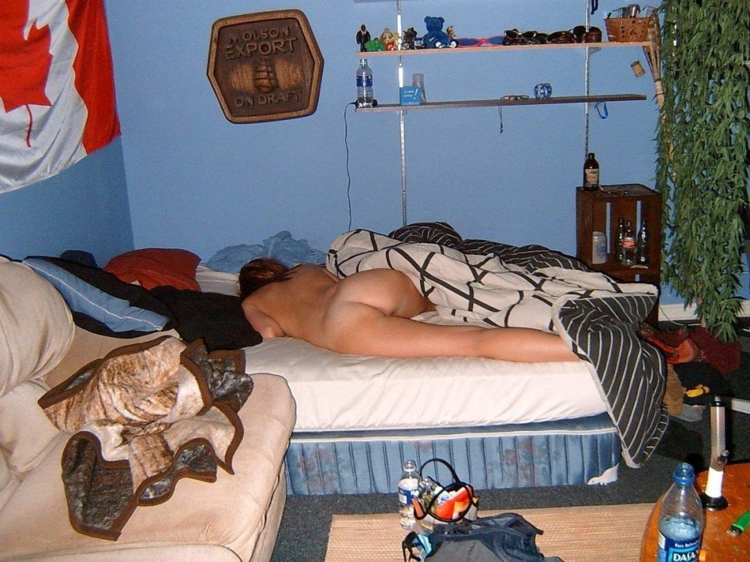 Dormir desnudo en el albergue privado