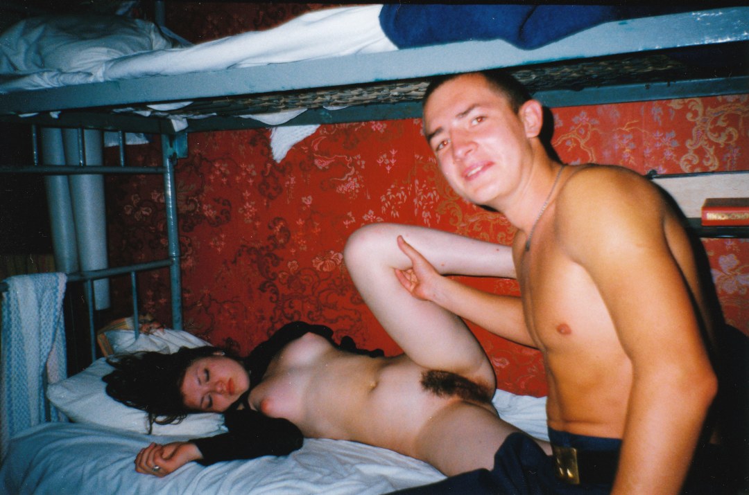 Chicas borrachas desnudas en un albergue