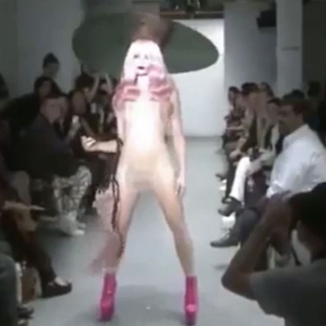 Desnudo detrás de escena de los desfiles de moda