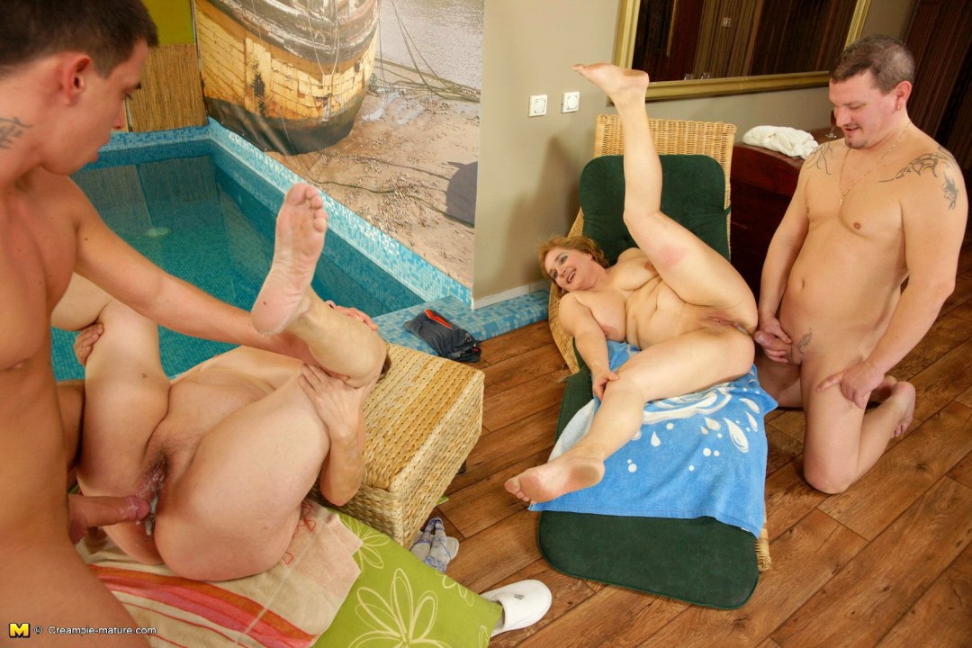 Oldy Women's Orgy en la sauna