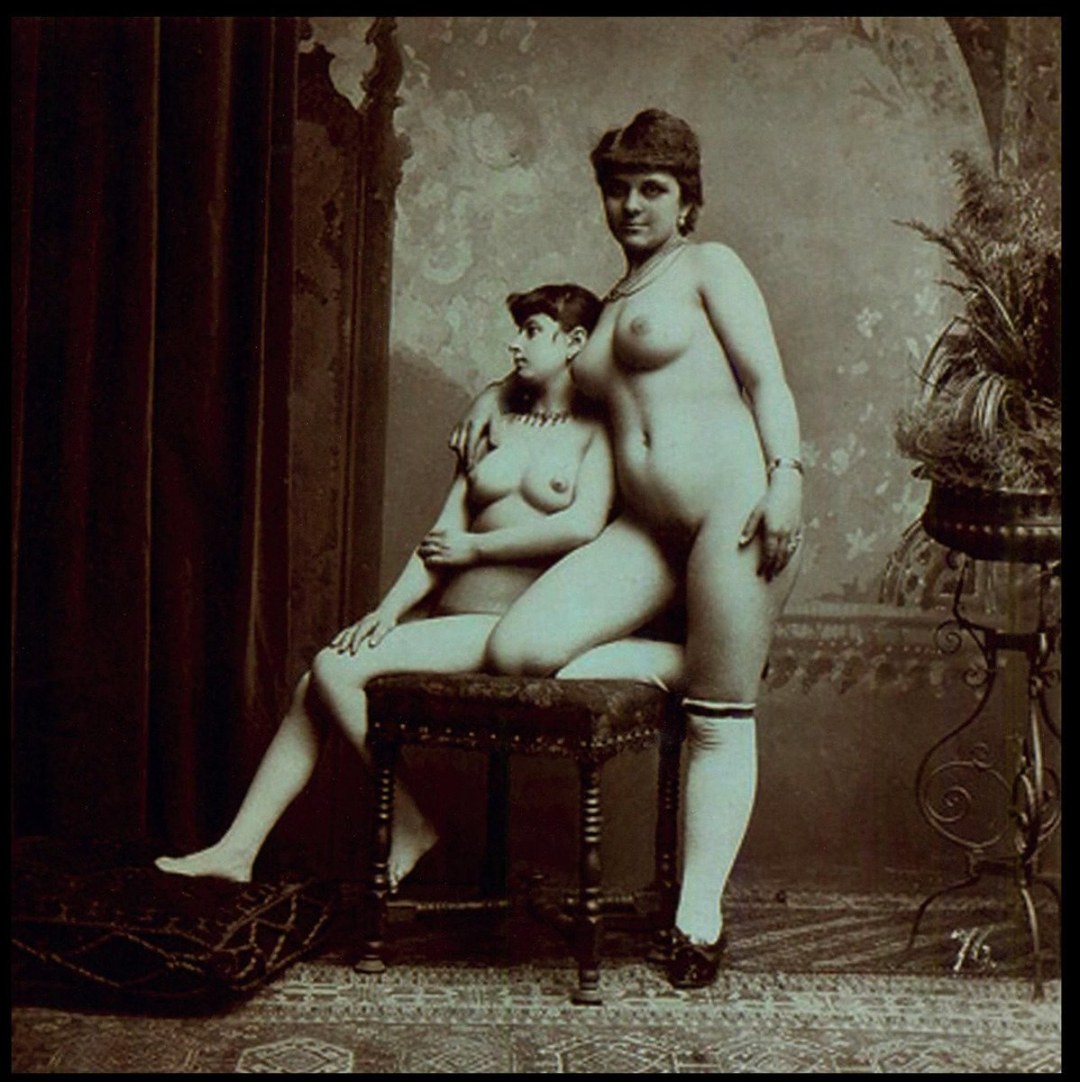 Mujeres y hombres desnudos retro