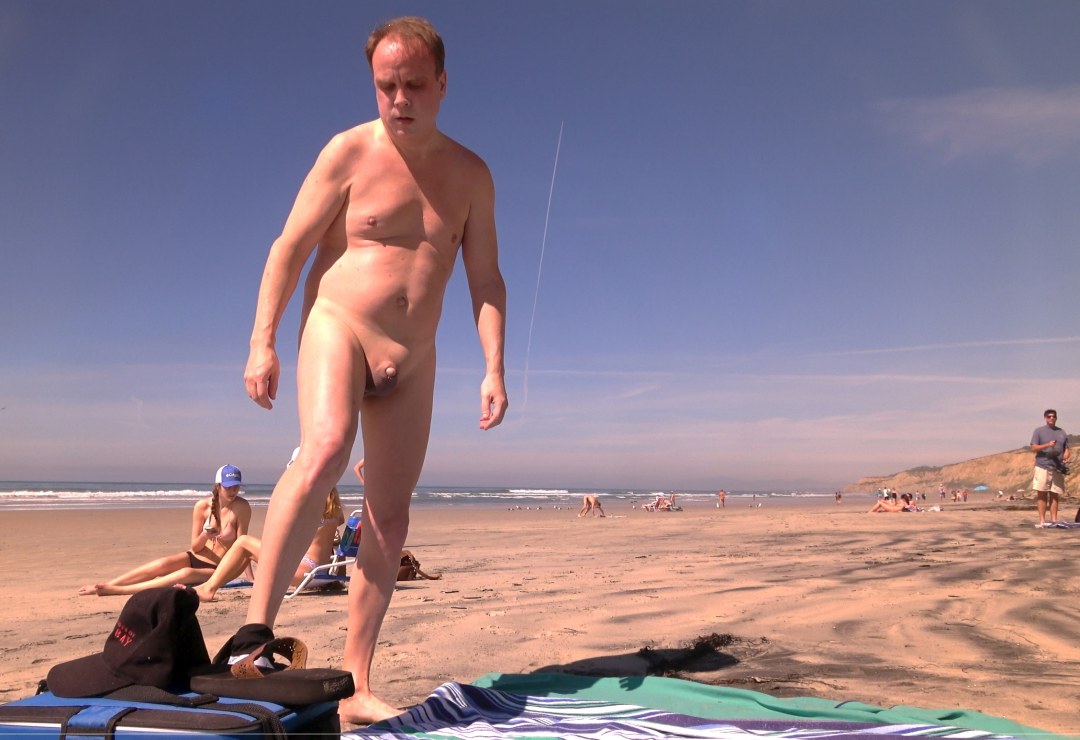Expositismo de hombres en la playa