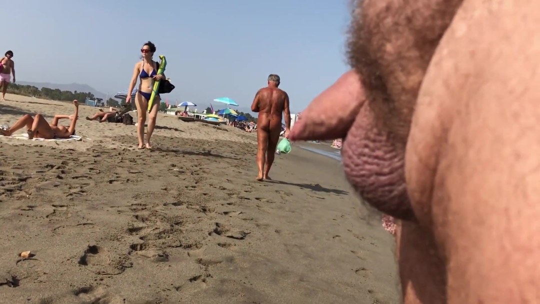 Expositismo en la playa Pequeña polla
