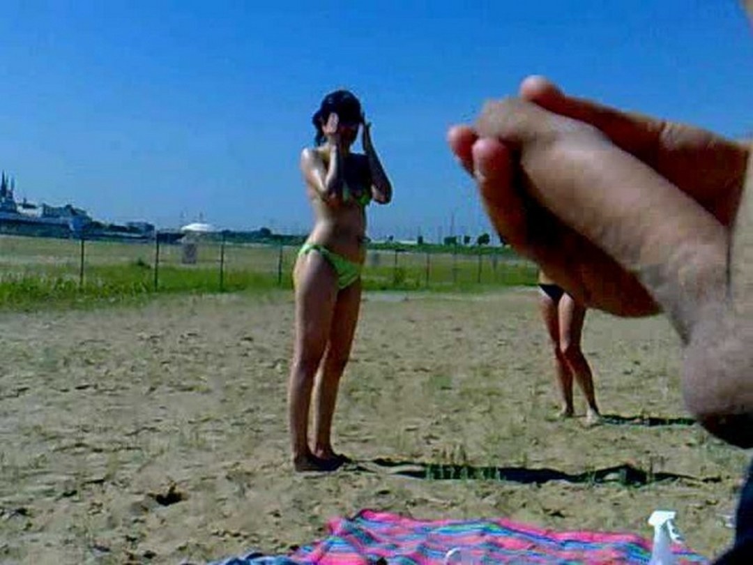 Sacudiendo el sol en la playa