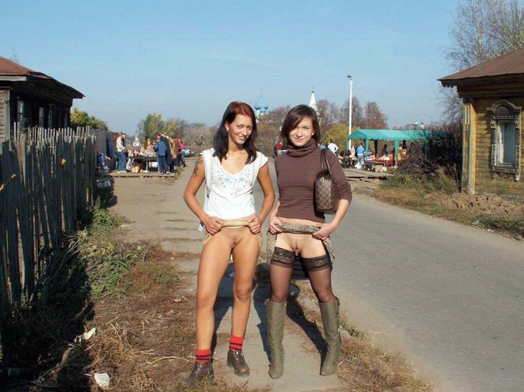 Chicas en el pueblo sin bragas