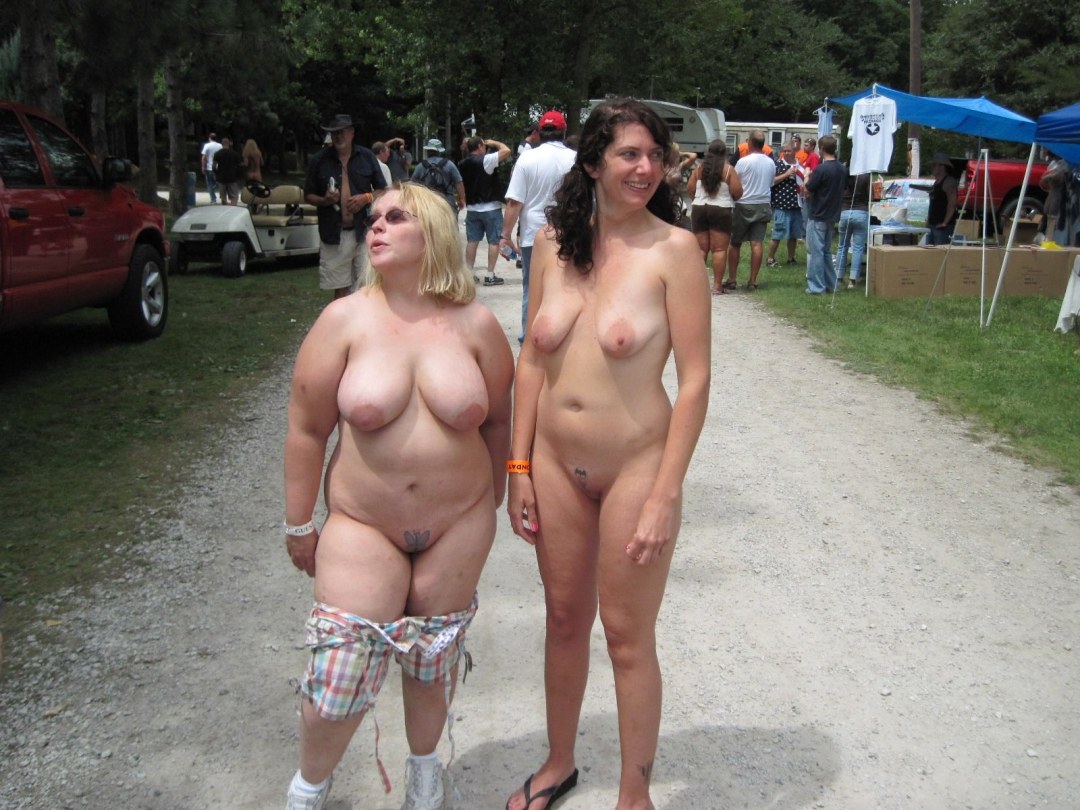 Anciano desnudo en la calle