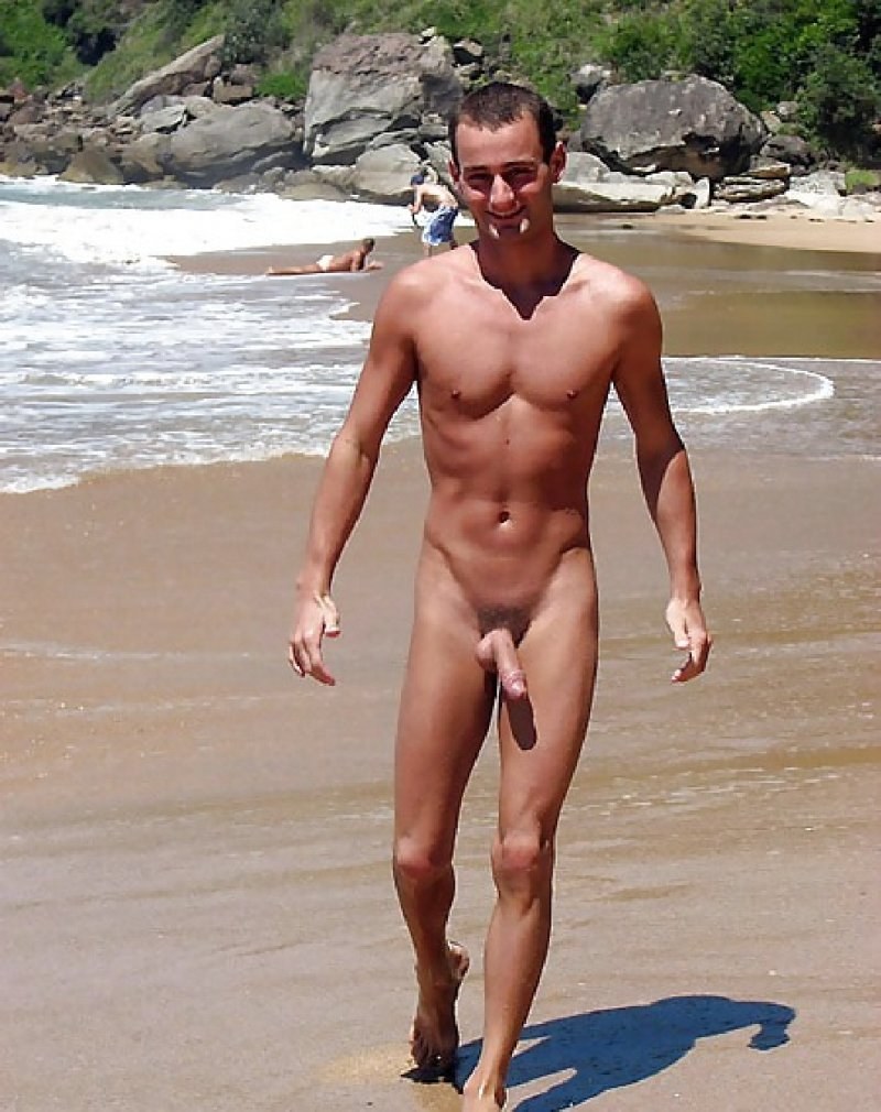 Hermosos chicos desnudos en la playa