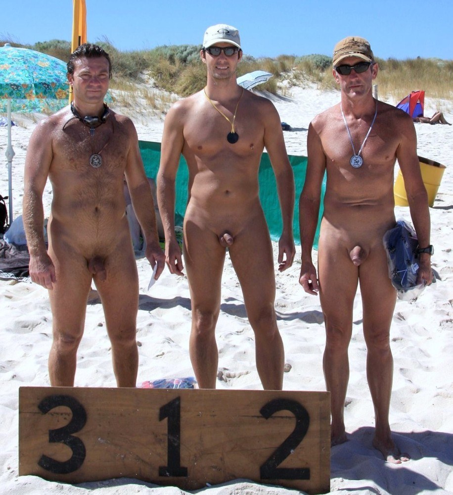 Chicos desnudos en una playa nudic