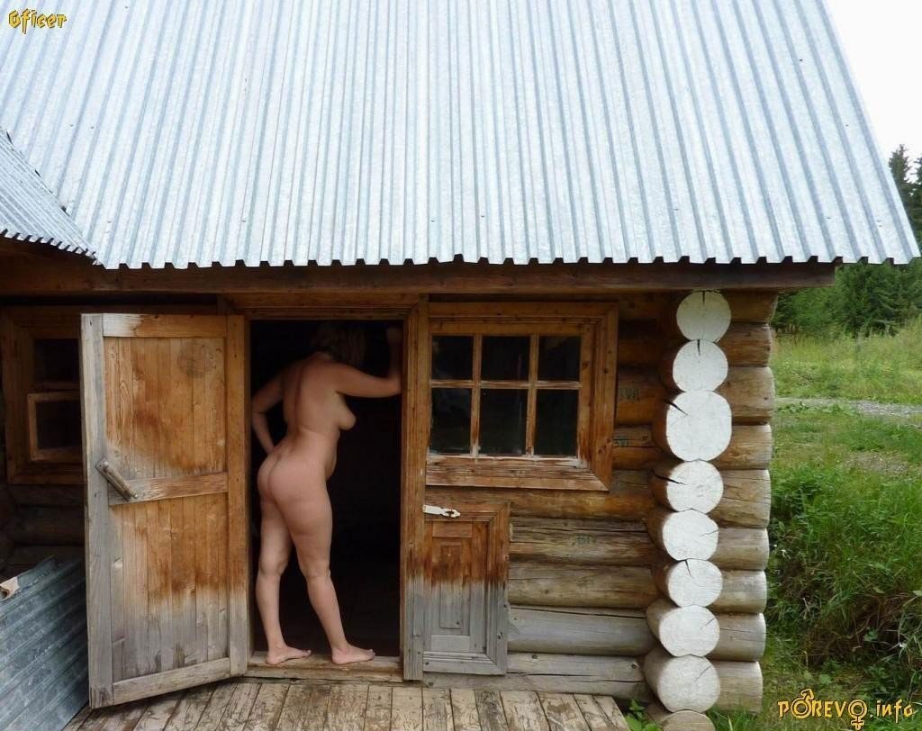 Mujeres desnudas en un baño de pueblo